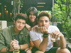 Tampannya Aditya Zoni, Adik Ammar Zoni Saat Santai sambil Ngopi