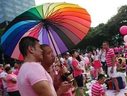 Singapura akan Larang Pasangan LGBTI Adopsi Anak