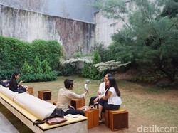 Titik Temu: Enaknya Ngopi Sambil Nyemil Carrot Cake di Kafe Bergaya Rustic Ini