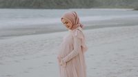 Tetap Modis Saat Hamil Besar, Intip Inspirasi Gaya Hijab dari Dwi Handa