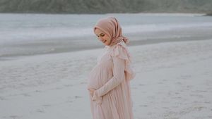 Tetap Modis Saat Hamil Besar, Intip Inspirasi Gaya Hijab dari Dwi Handa