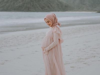 Tetap Modis Saat Hamil Besar, Intip Inspirasi Gaya Hijab dari Dwi Handa