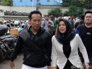 Ultah Pernikahan ke-13, Denny Cagur dan Istri Saling Cium saat Bangun Tidur Ultah Pernikahan ke-13, Denny Cagur dan Istri Saling Cium saat Bangun Tidur