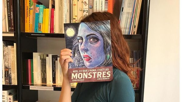 Lucu, Ini yang Terjadi Ketika Penjaga Toko Buku Bosan Saat Kerja