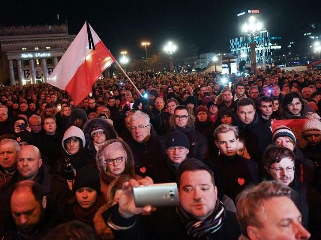 Wali Kota Gdansk Tewas Ditikam, Massa Beri Penghormatan Terakhir Wali Kota Gdansk Tewas Ditikam, Massa Beri Penghormatan Terakhir