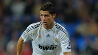Cristiano Ronaldo pada 10 tahun lalu didatangkan Real Madrid dari Manchester United, dengan memecahkan rekor transfer. CR7 ketika itu masih menggunakan nomor 9, sebab nomor punggung 7 masih dikenakan Raul Gonzalez. (Foto: Jasper Juinen/Getty Images)