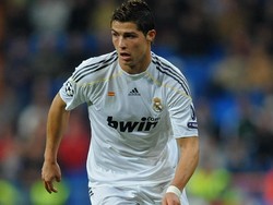 Cristiano Ronaldo pada 10 tahun lalu didatangkan Real Madrid dari Manchester United, dengan memecahkan rekor transfer. CR7 ketika itu masih menggunakan nomor 9, sebab nomor punggung 7 masih dikenakan Raul Gonzalez. (Foto: Jasper Juinen/Getty Images)