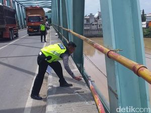 Motor Ditabrak Mobil di Atas Jembatan, Pengemudi Terpental ke Sungai
