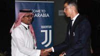 Bintang Juventus, Cristiano Ronaldo, juga tak lupa menyalami petugas bandara setibanya di Jeddah. (Foto: Claudio Villa/Getty Images for Lega Serie A)