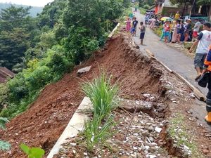Longsor Terjang 5 Rumah Warga di Jepara