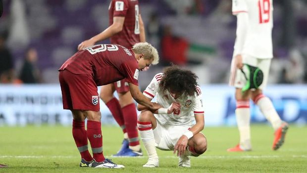 Gelandang Thailand Chanathip Songkrasin menghibur Mohammed Abdulrahman usai pertandingan.  