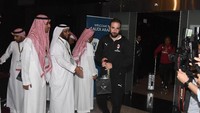 Juventus akan menghadapi Milan di Arab Saudi, dalam ajang Piala Super Italia. Penyerang Milan, Gonzalo Higuain, mendarat di Jeddah King Abdulaziz International Airport sejak Minggu (13/1/2019). Foto: Claudio Villa/Getty Images for Lega Serie A