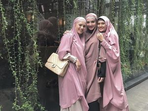 Mengenal French Khimar, Hijab Panjang yang Menyatu dengan Tunik Mengenal French Khimar, Hijab Panjang yang Menyatu dengan Tunik