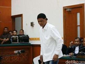Bos Nila Alam Bersaksi: Kelompok Hercules Bawa Golok Diputar-putar Bos Nila Alam Bersaksi: Kelompok Hercules Bawa Golok Diputar-putar