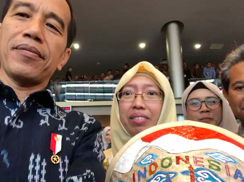 Nge-Vlog di Program Wirausaha ASN, Jokowi Apresiasi UMKM Binaan BRI Nge-Vlog di Program Wirausaha ASN, Jokowi Apresiasi UMKM Binaan BRI