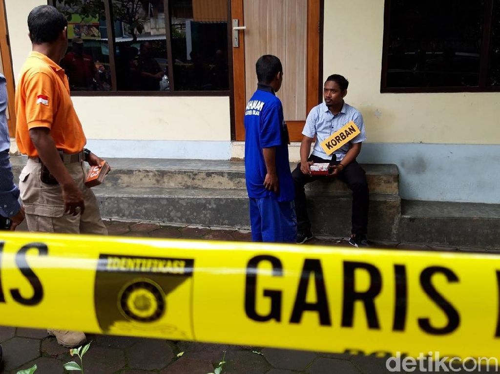 Penusukan Orang Sakit Jiwa Direkonstruksi, Fakta Baru Terungkap Penusukan Orang Sakit Jiwa Direkonstruksi, Fakta Baru Terungkap