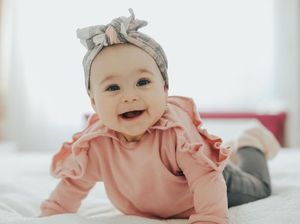 25 Inspirasi Nama Bayi Perempuan dengan Arti Periang