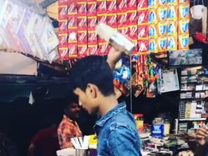 Aksi Penjual Meracik Sharbat Ini Bikin Netizen Kagum Aksi Penjual Meracik Sharbat Ini Bikin Netizen Kagum