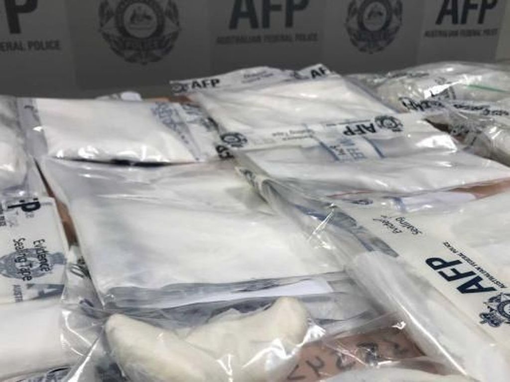 Heboh Pramugari Malaysia Sembunyikan Narkoba di Dalam Bra Heboh Pramugari Malaysia Sembunyikan Narkoba di Dalam Bra
