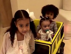 Ultah, Putri Kim Kardashian Dihadiahi Mercedes Mini Mirip Mobil Sang Ibu