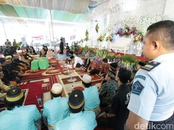 Dikawal Ketat, Dimas Kanjeng Hadiri Pernikahan Putrinya