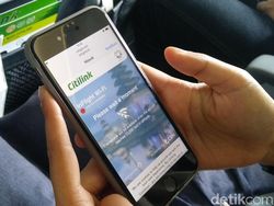 Apa Batasan Menyalakan Ponsel di Pesawat?