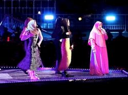 Setelah Foto Bareng, BLACKPINK Kini Sepanggung dengan Mamah Dedeh