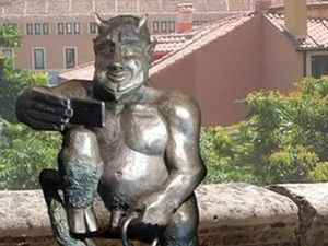 Patung Iblis di Spanyol Dikecam karena Terlihat Terlalu Ramah