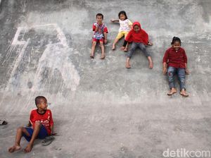 Serunya Anak-anak Main Perosotan di Skatepark Slipi Serunya Anak-anak Main Perosotan di Skatepark Slipi