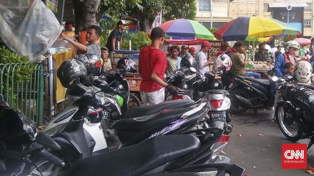 Parkiran liar di kawasan Pasar Tanah Abang, Rabu (16/1).