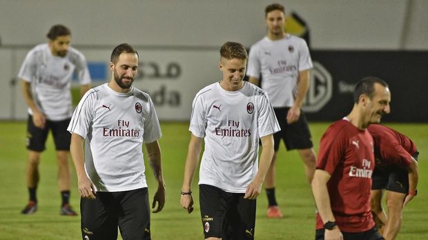 AC Milan's Argentine forward Gonzalo Higuain (L) and AC Milan's Italian defender Andrea Conti takes part in a training session at the King Abdullah Sports City Stadium in Jeddah on January 15, 2019, a day before the Supercoppa Italiana final against Juventus. (Photo by Fayez Nureldine / AFP)