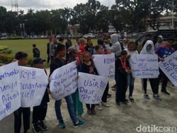 Protes Retribusi Jakabaring, Pedangan Asongan dan Atlet Geruduk Kantor Gubernur