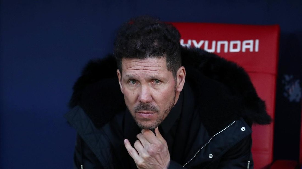 Diego Simeone tak mau diganggu isu seputar bursa transfer (Sergio Perez/Reuters)
