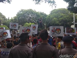 Protes OSO Tak Diloloskan Jadi Caleg DPD, Massa Geruduk KPU