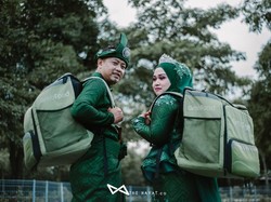 Sweet! Foto Prewedding Pasangan Ini Bertema Layanan Antar Makanan Ojol