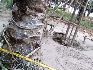 Lumpur Menyembur dari Galian Minyak Ilegal di Jambi Lumpur Menyembur dari Galian Minyak Ilegal di Jambi