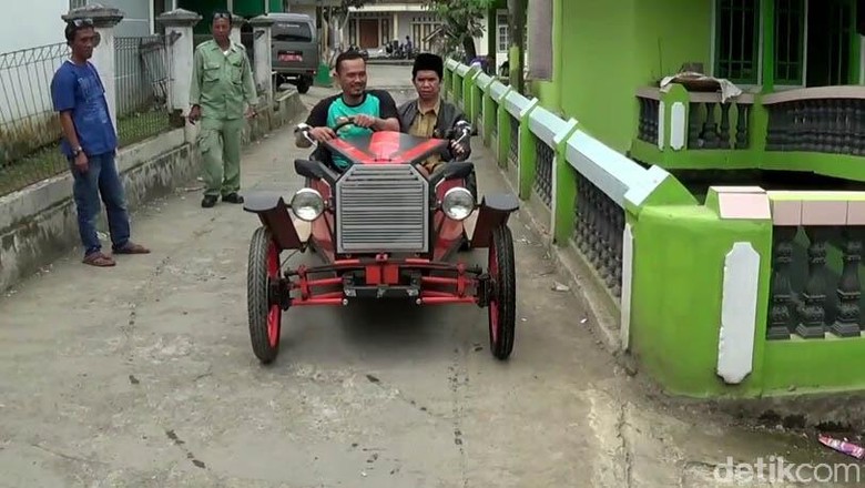 Mobil antik dari besi bekas (Foto: Deden Rahadian)