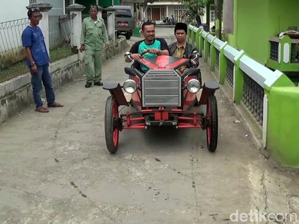 Mobil Royal Wedding dari Besi Bekas Bisa Jalan Tapi Pelan Mobil Royal Wedding dari Besi Bekas Bisa Jalan Tapi Pelan