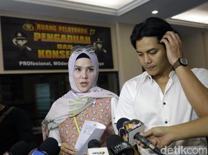 Resmi Cerai, Angel Lelga Setia Temani Fiki Alman di Polres Resmi Cerai, Angel Lelga Setia Temani Fiki Alman di Polres