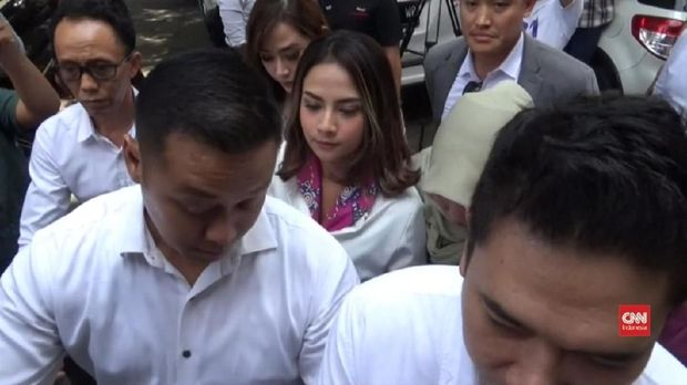 Artis Vanessa Angel (tengah).