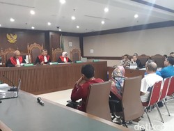 Cerita Anggota DPRD Kalteng Terima Suap: Bagi Amplop di Pintu Keluar