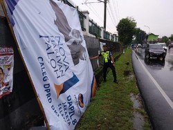 Gara-gara Baliho Caleg Hampir Roboh, Perjalanan KRL Sempat Terganggu