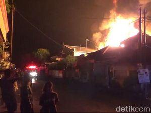 3 Kendaraan Hangus Akibat Kebakaran Gudang Plastik di Tasik