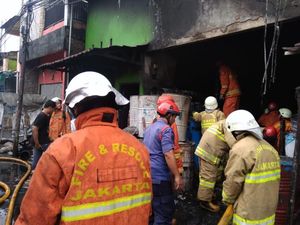 Korsleting Listrik, Rumah 2 Lantai di Cilincing Terbakar