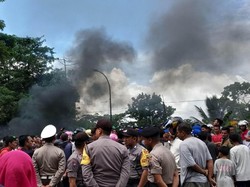 Ricuh, Pedagang Bakar Ban Lawan Penertiban Pemkot Kendari
