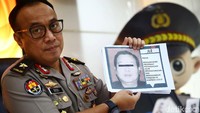 Karopenmas Divisi Humas Polri Brigjen Dedi Prasetyo menunjukkan foto sejumlah pelaku yang diketahui memiliki peran dalam kasus penipuan tersebut.