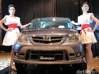 Model berpose dengan Avanza tahun 2009