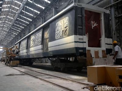 Melihat Proses Pembuatan LRT Jabodebek di Markas INKA (1)