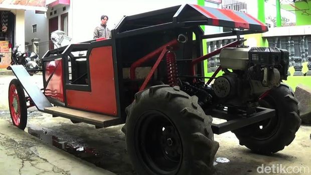 Mobil antik buatan Ayi Suganda