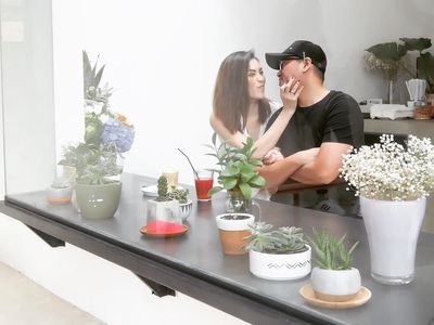 Manis dan Romantis, Momen Kulineran Viviane Bareng Sammy Simorangkir